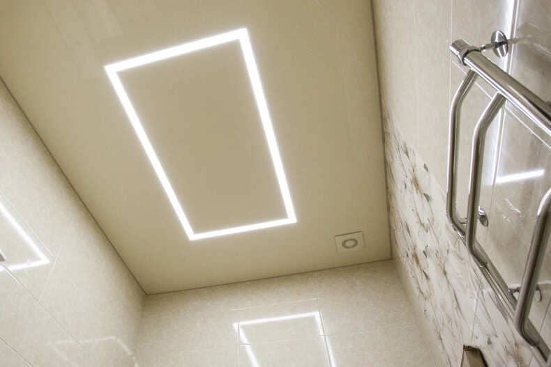 Потолок со световыми линиями в ванную 5 м2