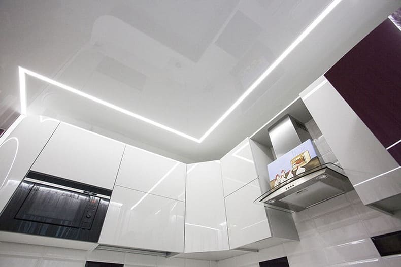 потолок со световыми линиями в кухне 11 м2